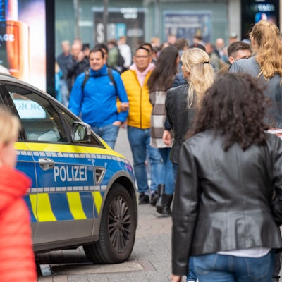 Die Polizei ist in der Schildergasse mit einem Streifenwagen im Einsatz.