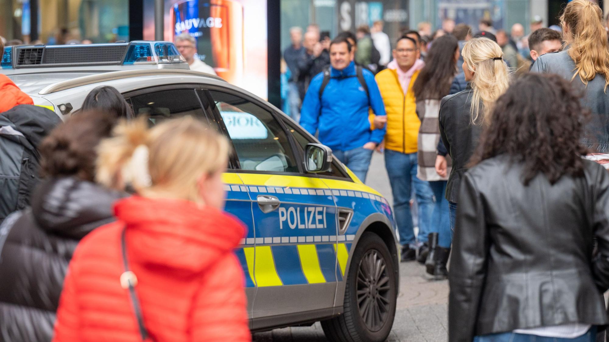 Die Polizei ist in der Schildergasse mit einem Streifenwagen im Einsatz.