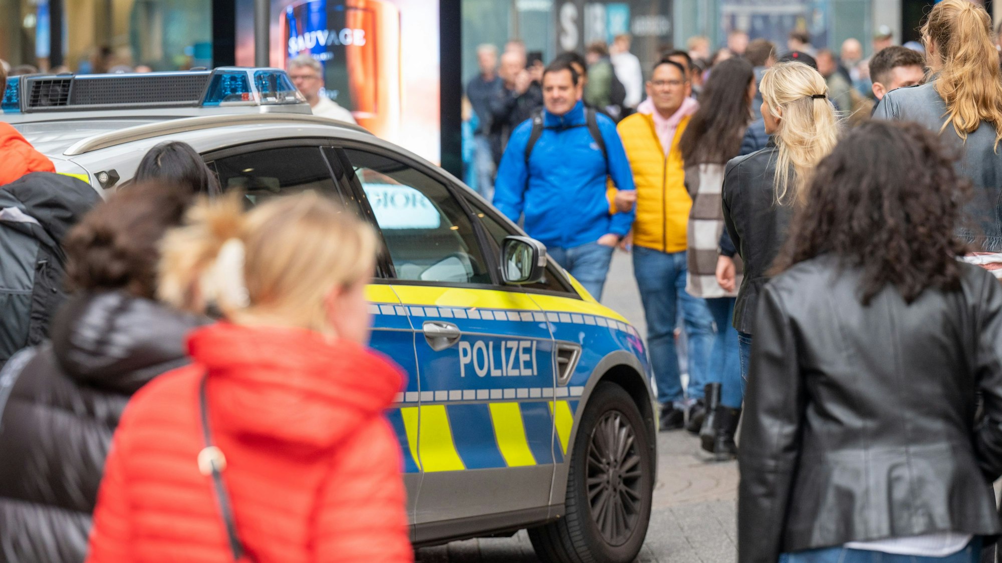 Die Polizei ist in der Schildergasse mit einem Streifenwagen im Einsatz.