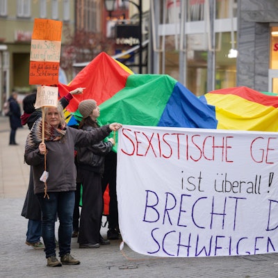 Mit einer Flashmob-Aktion machen Schüler in Thüringen am Internationalen Tag zur Beseitigung von Gewalt gegen Frauen (Orange Day) auf das Thema aufmerksam. (Archivbild)
