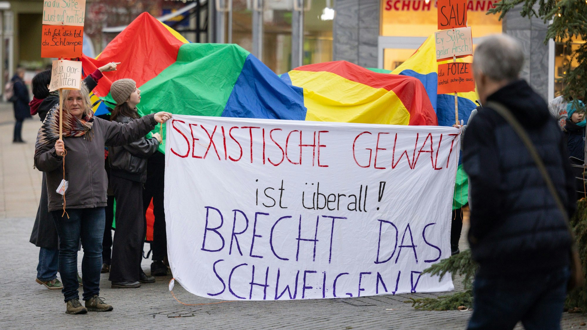 Mit einer Flashmob-Aktion machen Schüler in Thüringen am Internationalen Tag zur Beseitigung von Gewalt gegen Frauen (Orange Day) auf das Thema aufmerksam. (Archivbild)