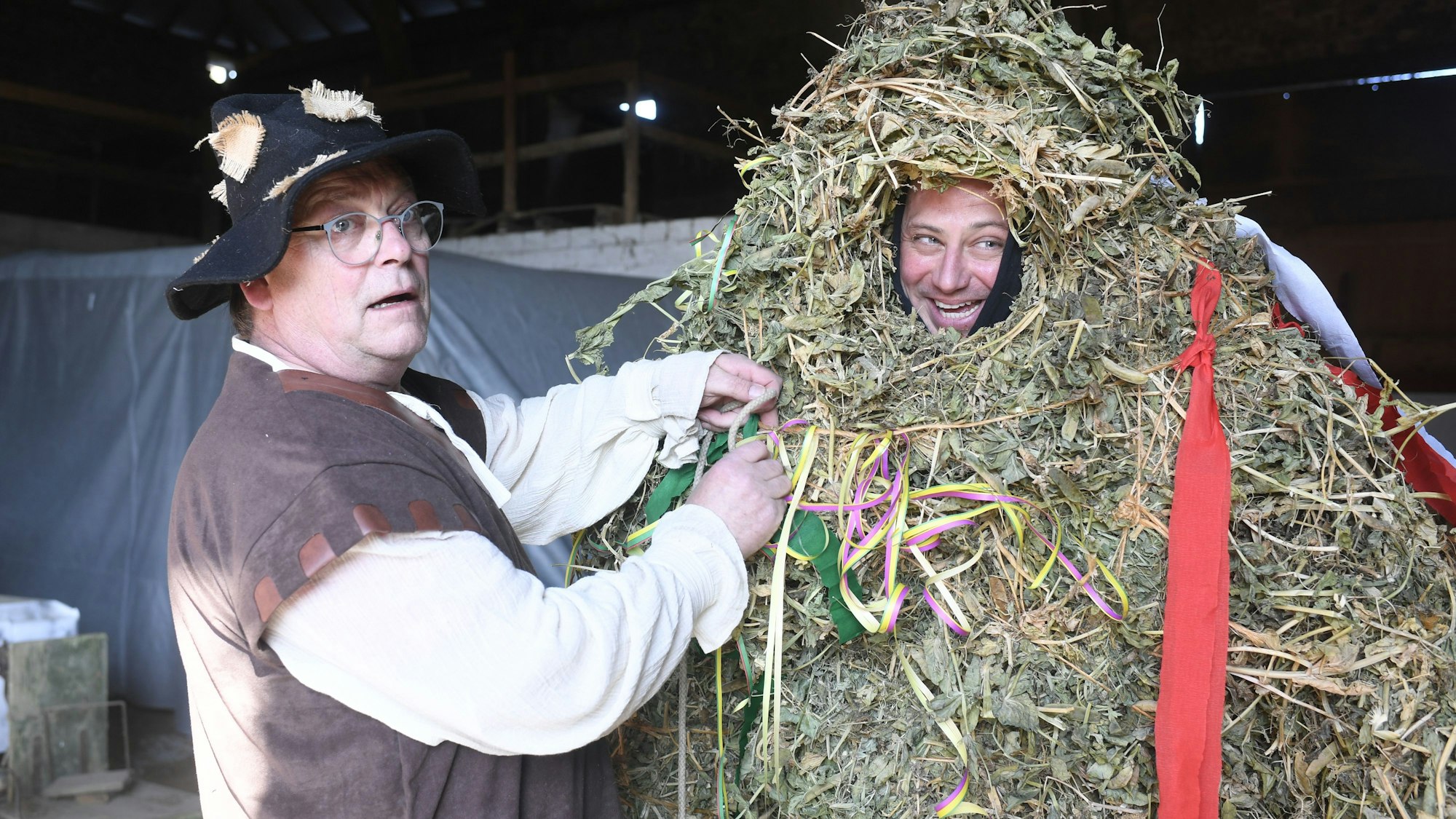 Muss fachgerecht verschnürt werden: Thomas Metzen ist der Ähzebär. Wer diese Rolle übernehmen „darf“, entscheiden die Organisatoren untereinander. Unter kiloweise Erbsenstroh schwitzt der Auserkorene enorm, besonders bei Sonnenschein.