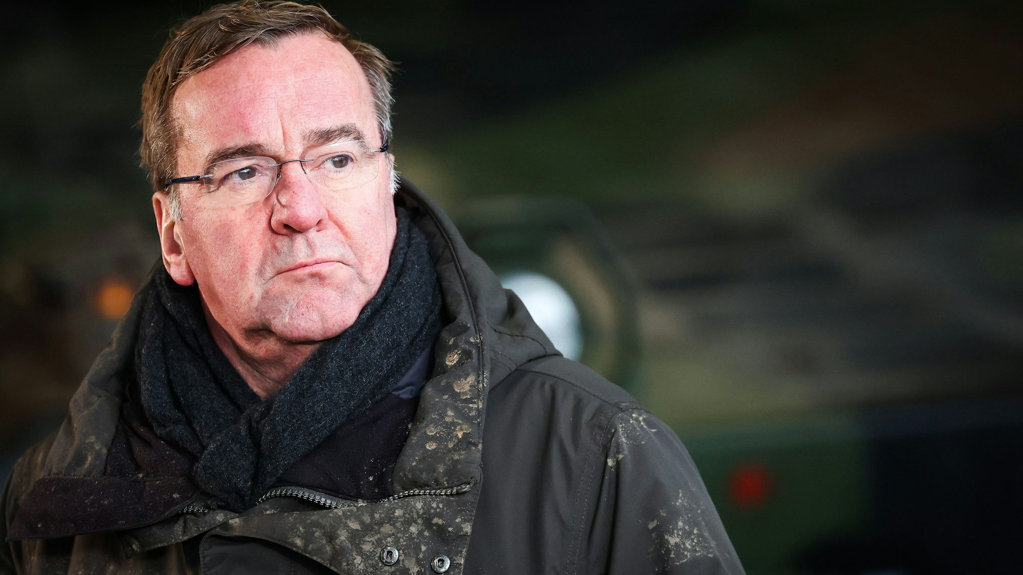 Boris Pistorius (SPD), Bundesminister der Verteidigung, gibt ein Statement bei einem Besuch der Panzertruppenschule im niedersächsischen Munster.