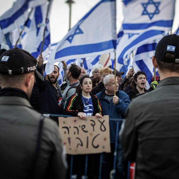 20.02.2023, Israel, Jerusalem: Demonstranten tragen israelische Fahnen während eines Protests