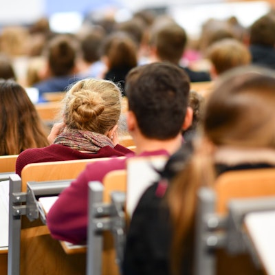 Studierende sitzen in einem Hörsaal.