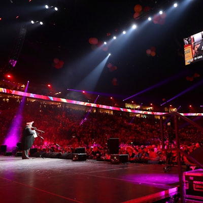 Thomas Cüpper steht auf der Bühne der Kölnarena.