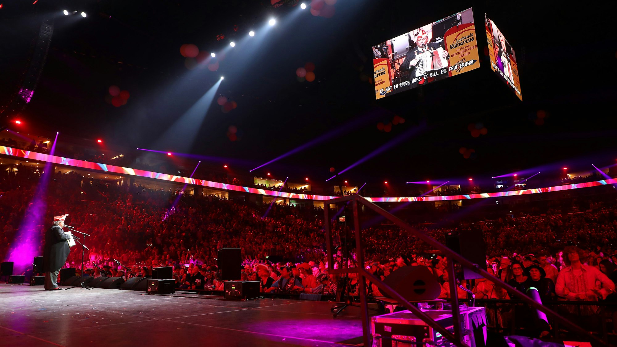 Thomas Cüpper steht auf der Bühne der Kölnarena.