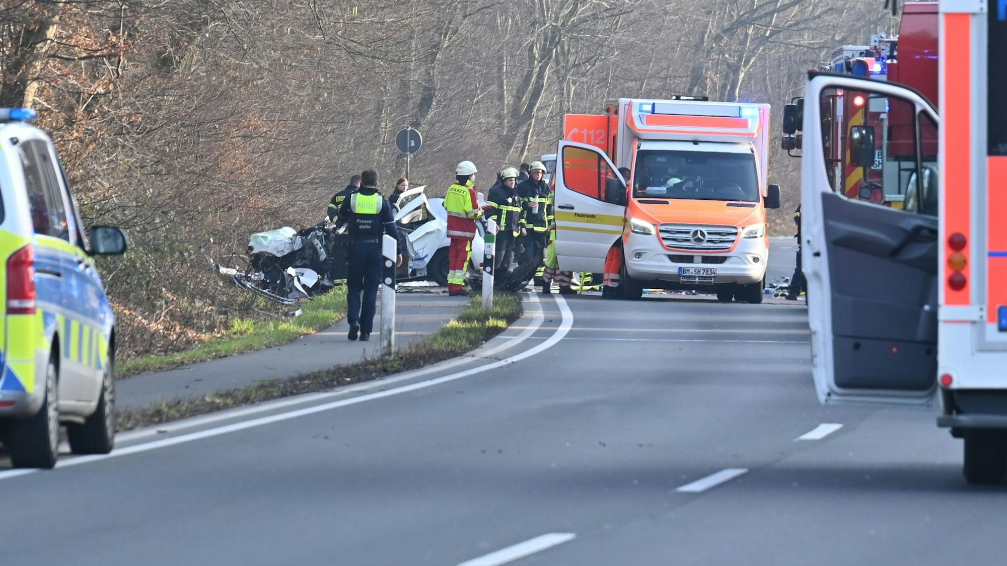 Das Bild zeigt mehrere Einsatzkräfte an der Unfallstelle auf der gesperrten Luxemburger Straße.