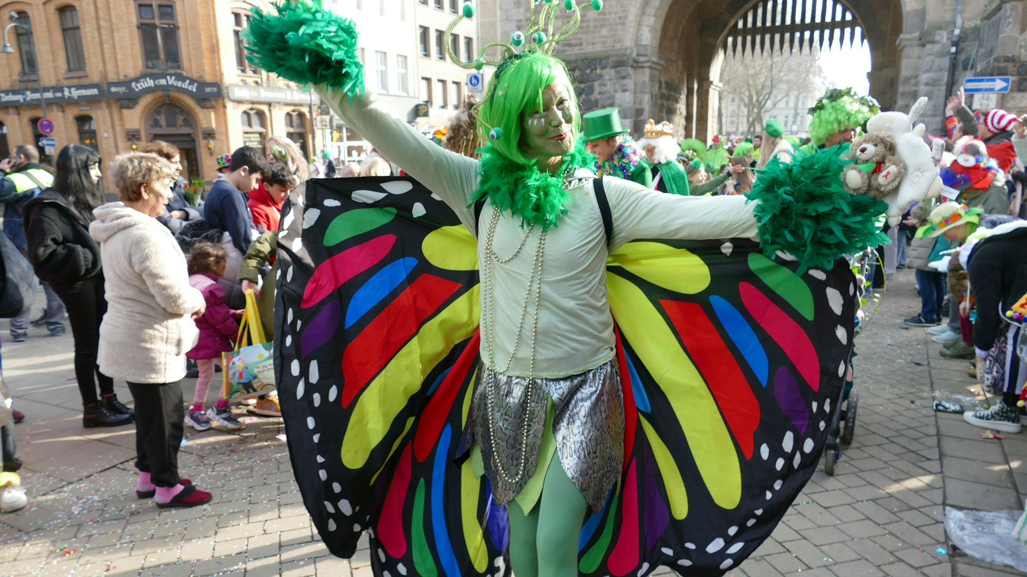 Ein Schmetterling beim Veedelszoch in der Kölner Südstadt