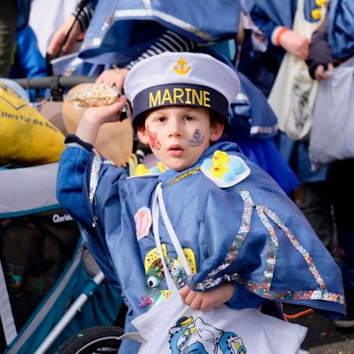 In Sülz war am Dienstag ein kleiner Matrose im Zug unterwegs.