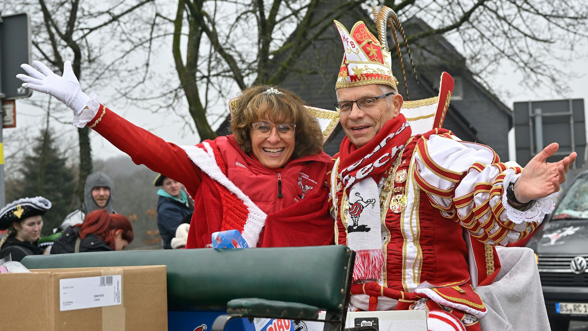 Das Prinzenpaar fährt auf einem Wagen mit.