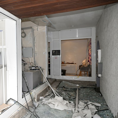 Ein gesprengter Geldautomat der Deutschen Bank in Rösrath.