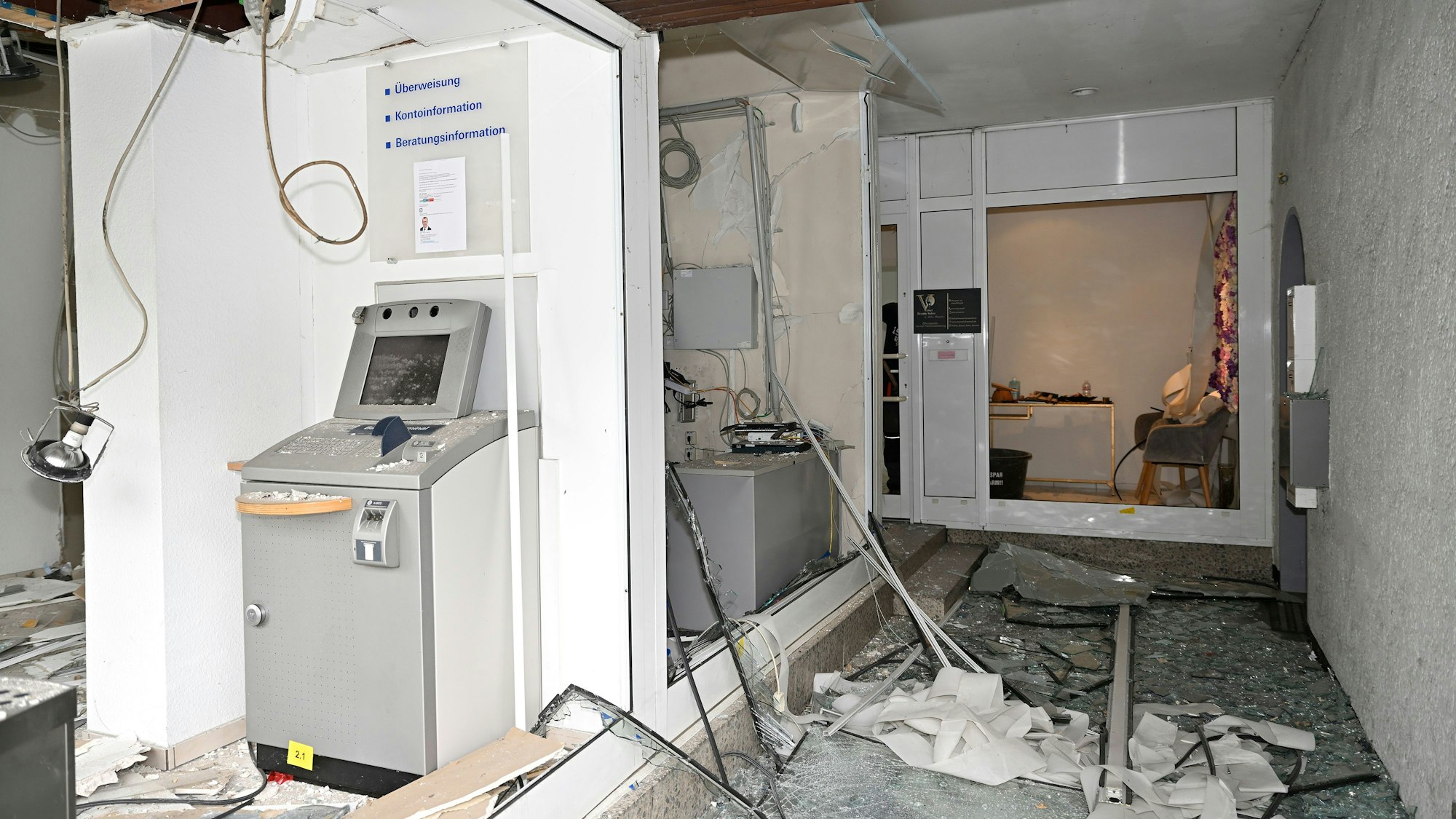 Ein gesprengter Geldautomat der Deutschen Bank in Rösrath.