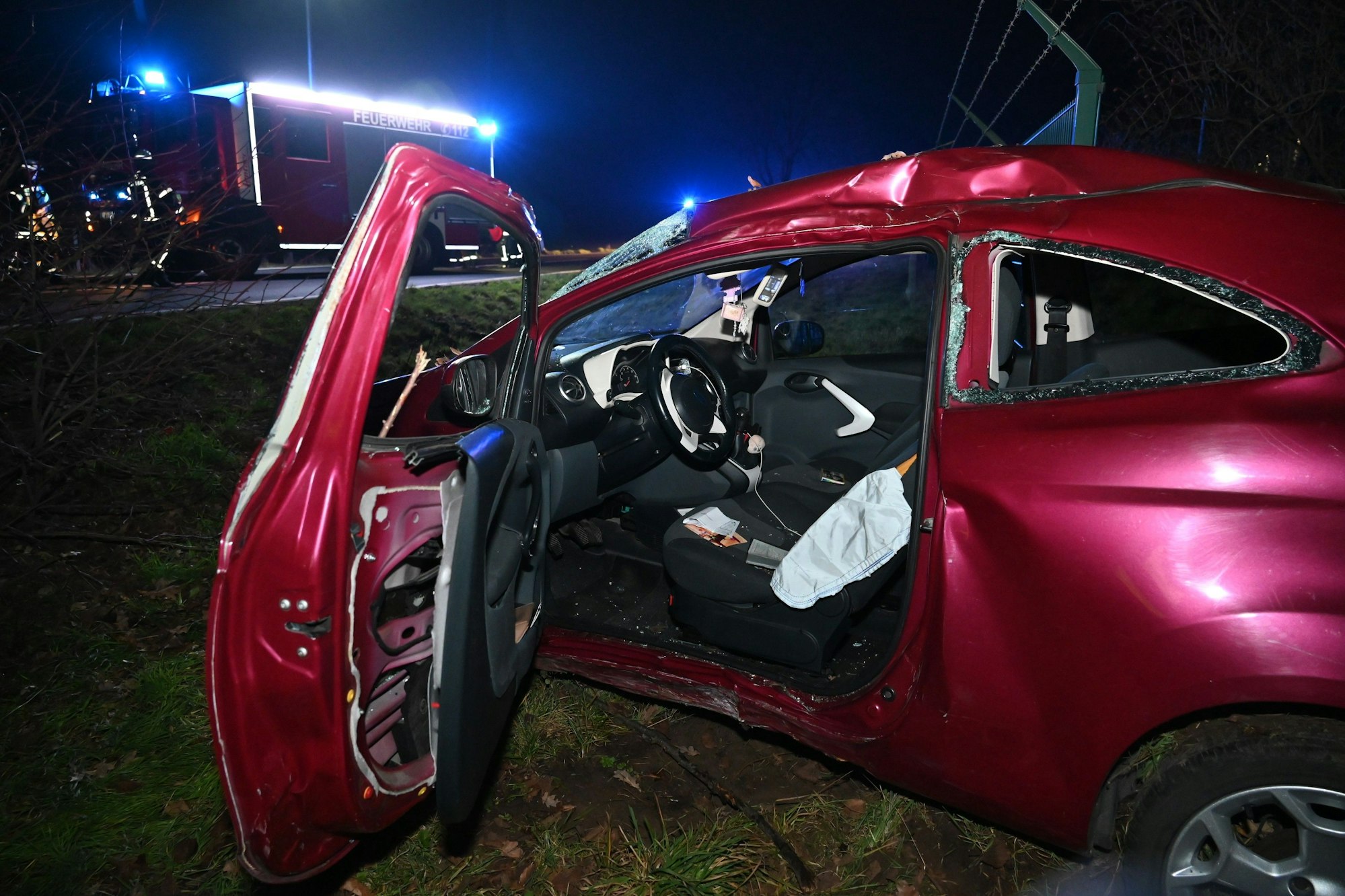 Der Kleinwagen wurde erheblich beschädigt. Die Fahrertür ist komplett zerstört.