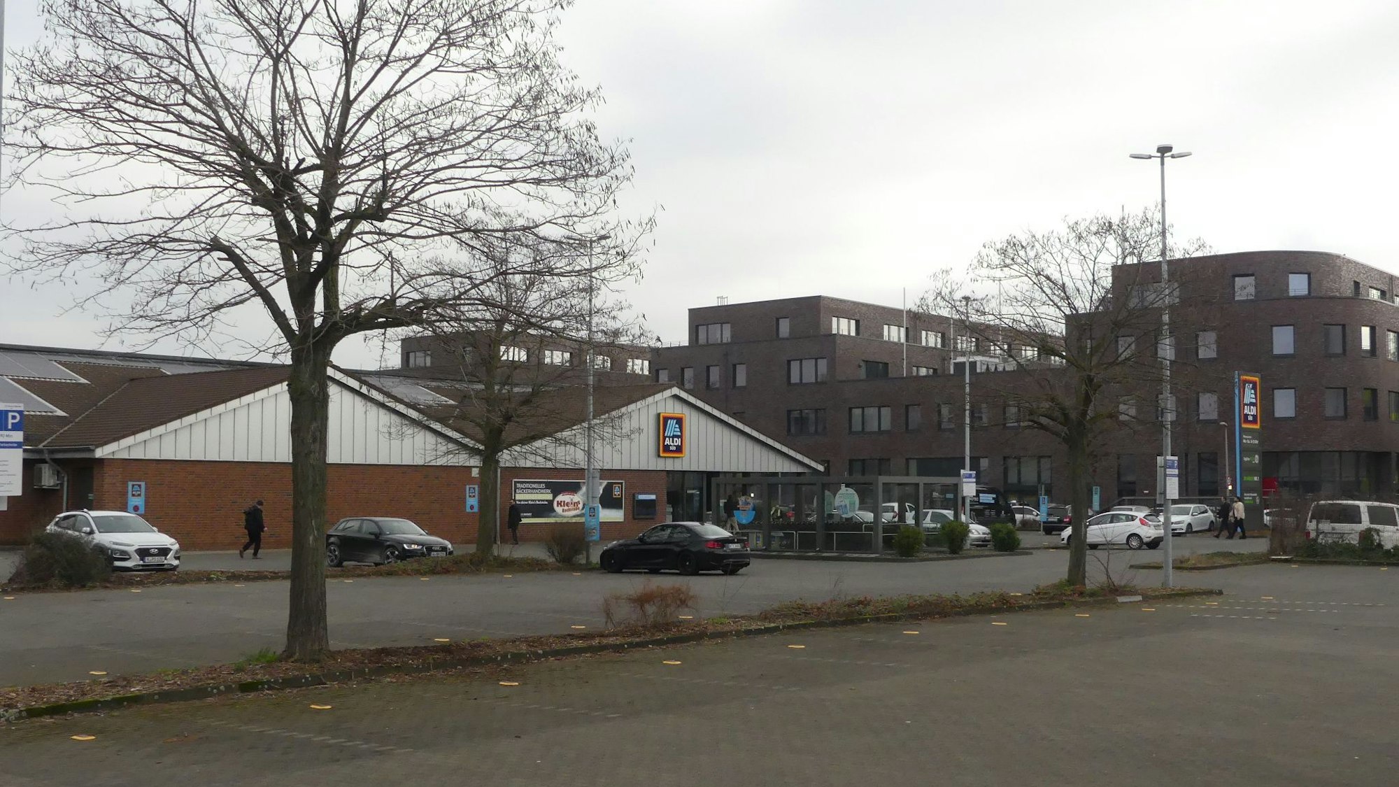 Die Aldi-Filiale am Grünen Weg von außen mit Parkplatz.