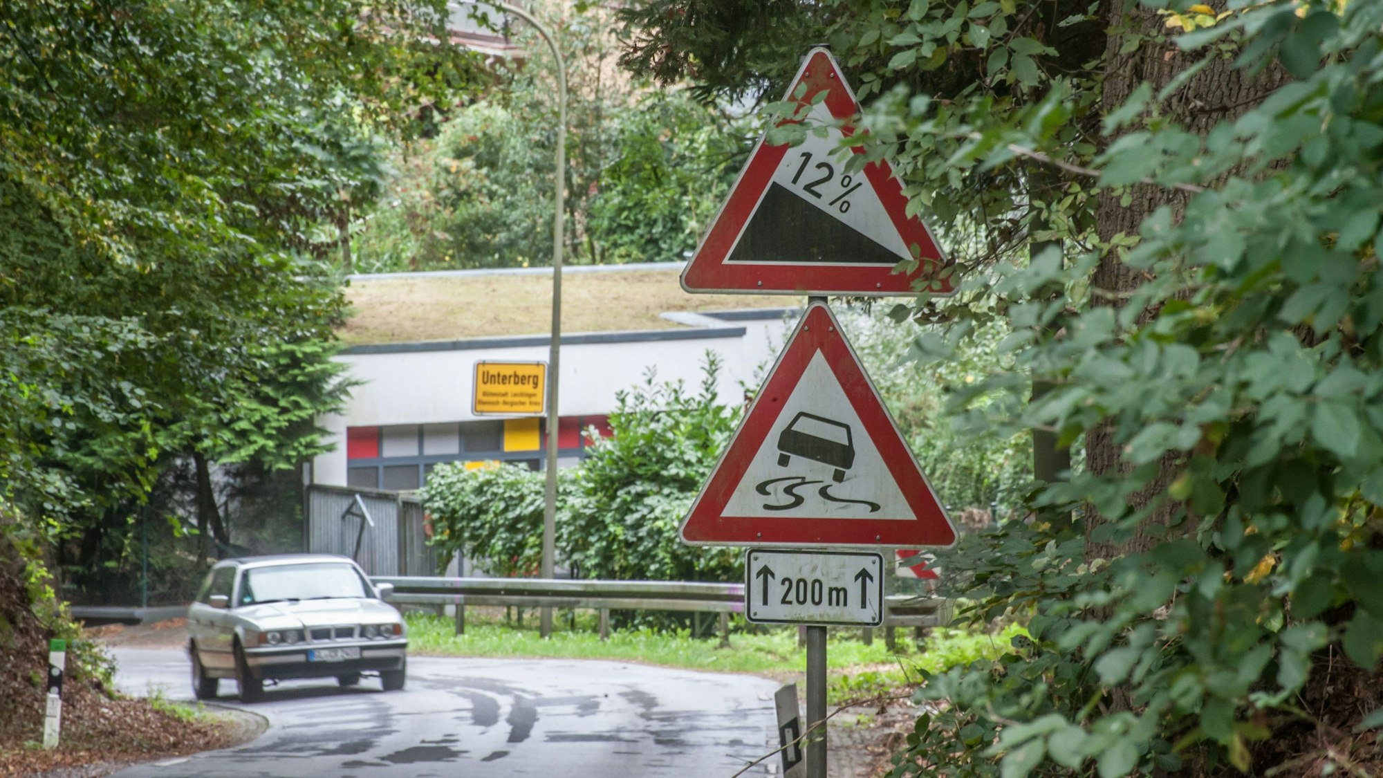 Ein Auto fährt auf der Kreisstraße 10 von Unterberg bergauf.