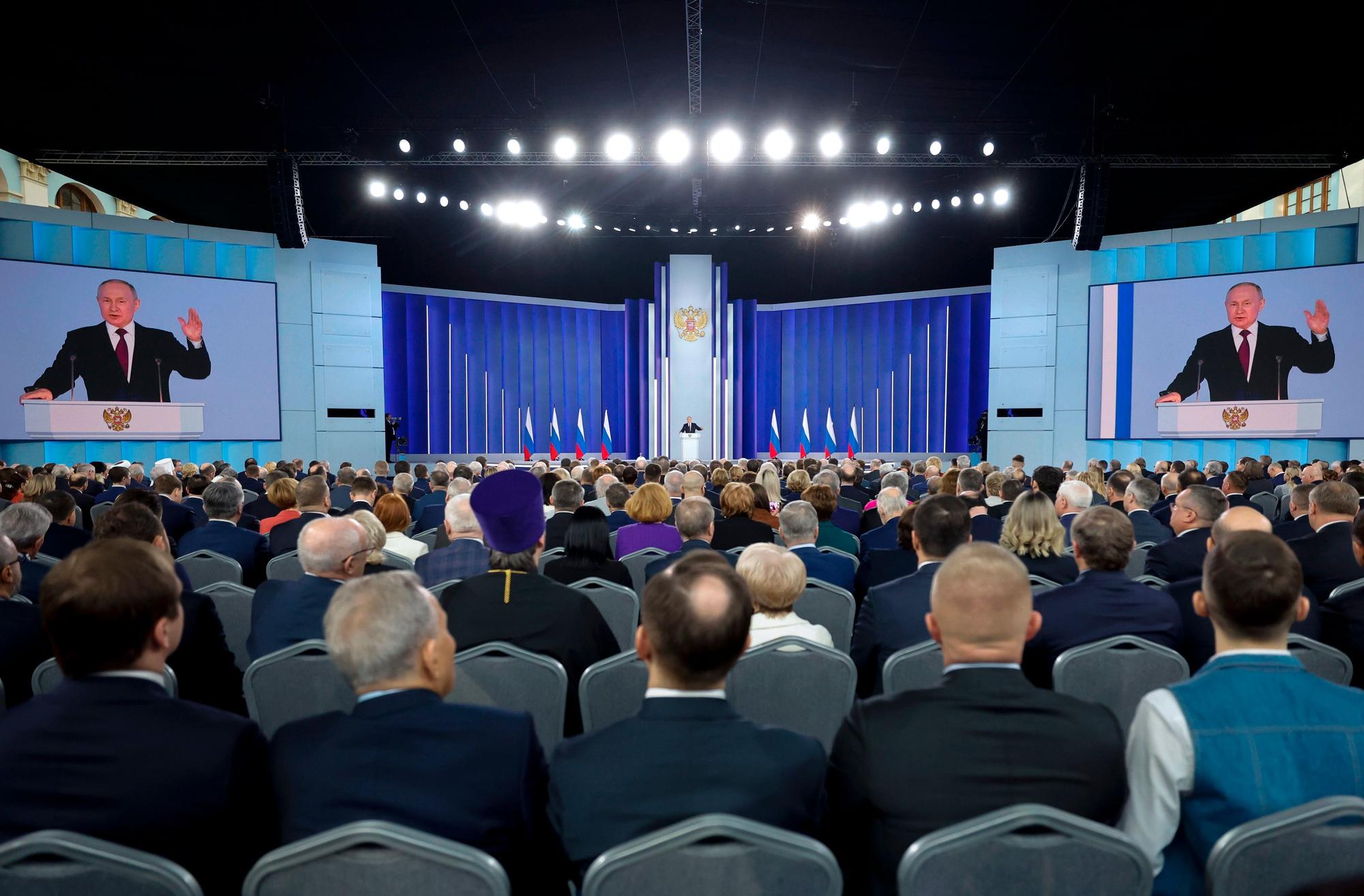 Zuhörerinnen und Zuhörer verfolgen Putins erste Rede zur Lage der Nation seit Kriegsbeginn.