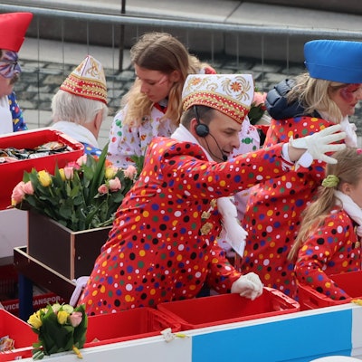 Zugleiter Holger Kirsch schmeißt Kamelle von seinem Zugleiterwagen.