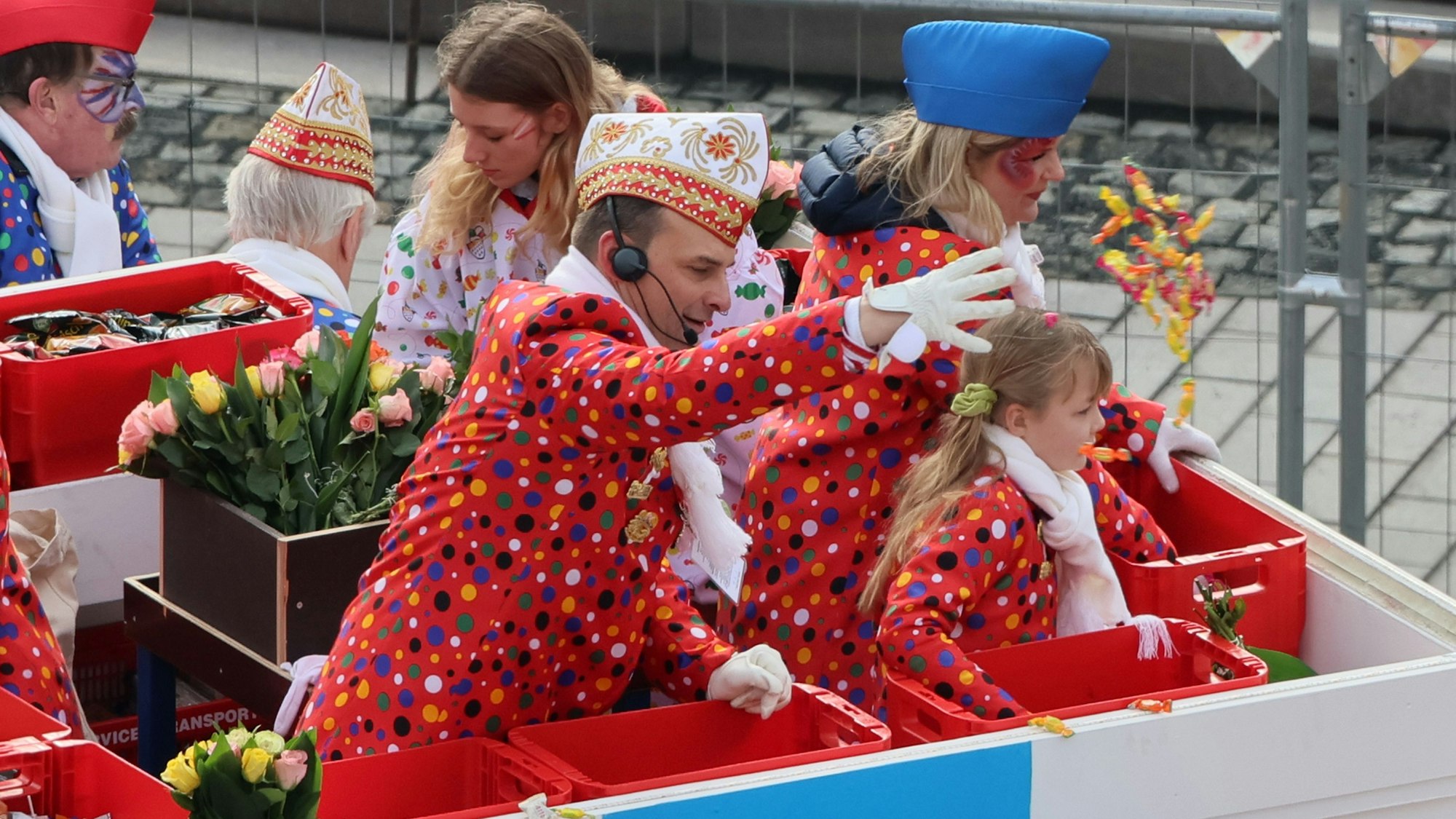 Zugleiter Holger Kirsch schmeißt Kamelle von seinem Zugleiterwagen.