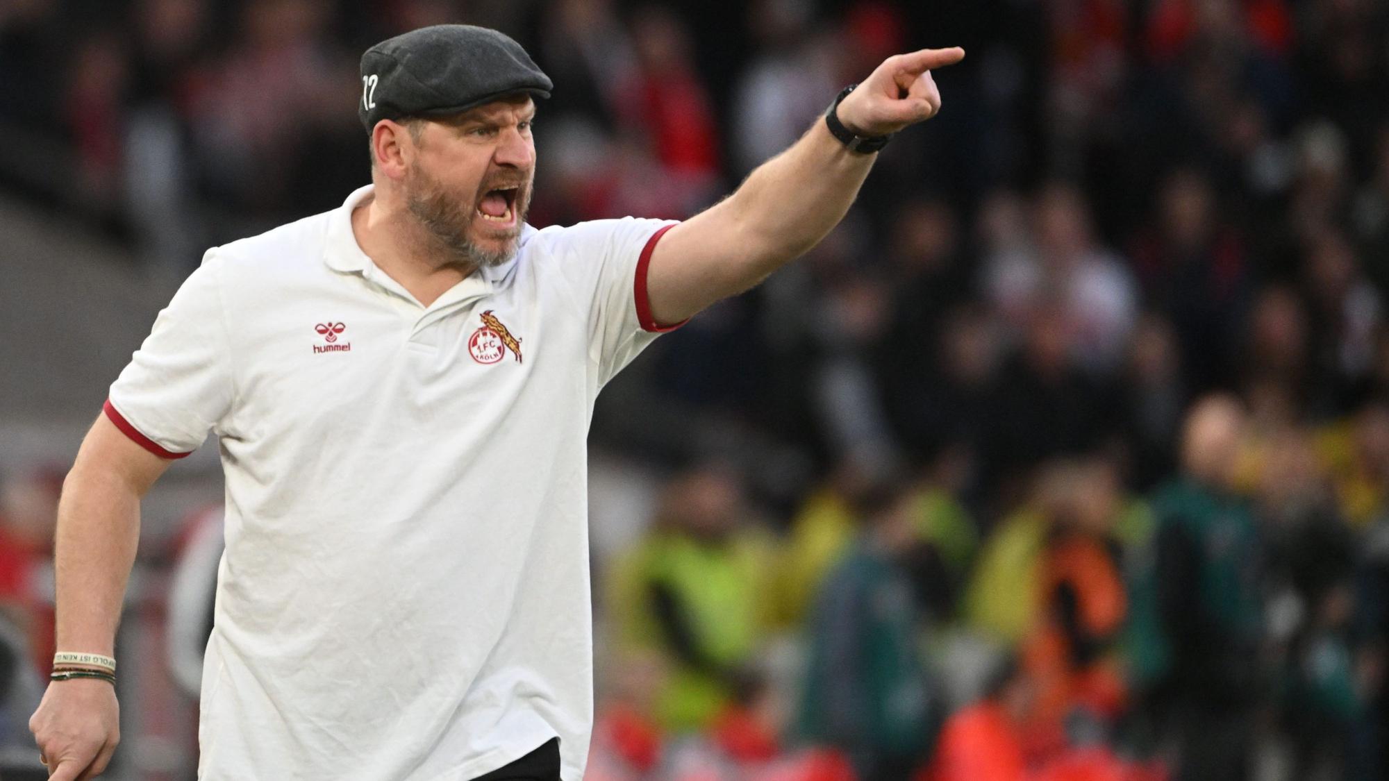 Steffen Baumgart, der Trainer des 1. FC Köln, gestikuliert an der Seitenlinie während des Spiels in Stuttgart. Seine Mannschaft verlor 0:3.