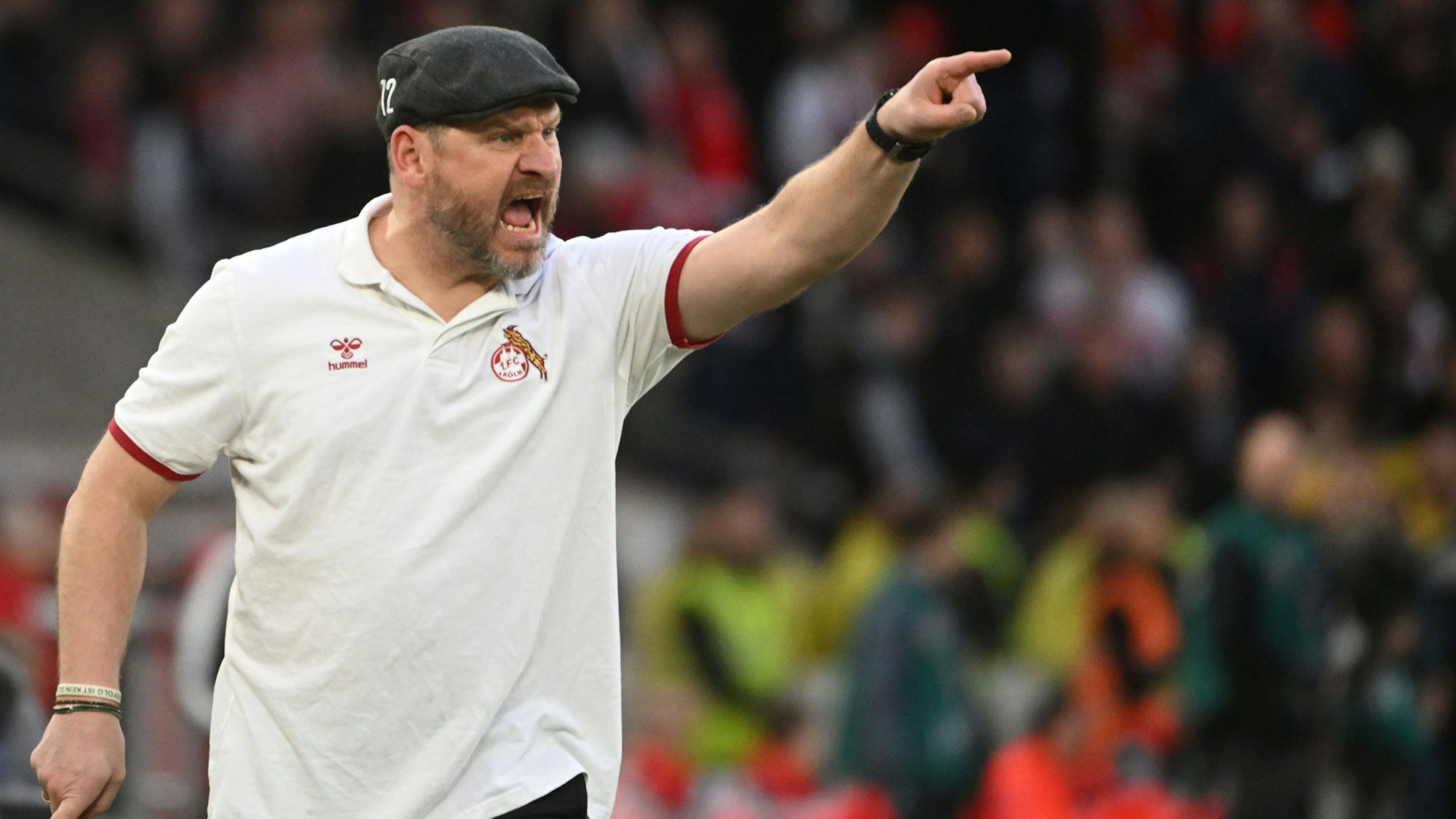 Steffen Baumgart, der Trainer des 1. FC Köln, gestikuliert an der Seitenlinie während des Spiels in Stuttgart. Seine Mannschaft verlor 0:3.