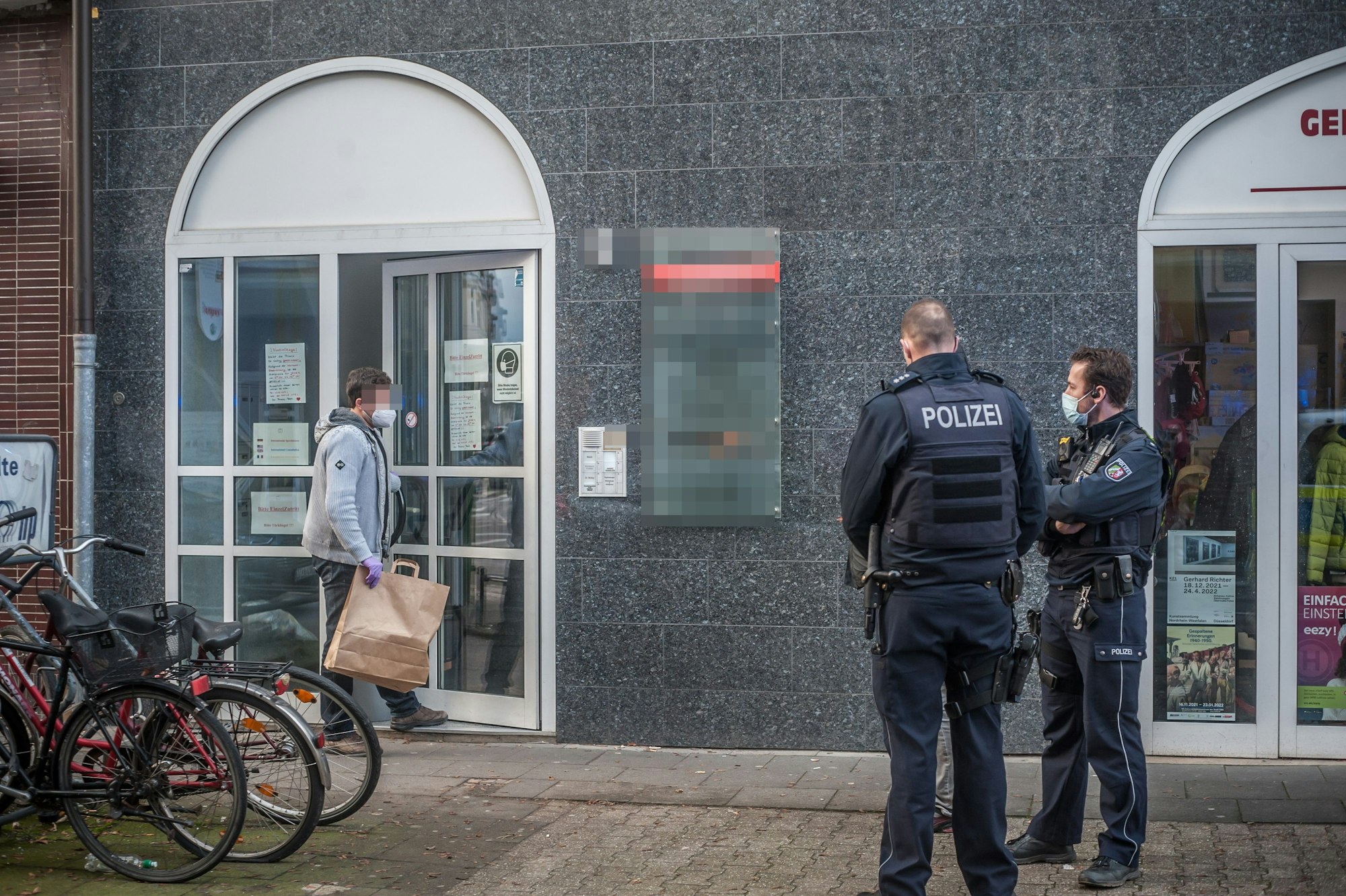 Polizisten stehen vor einer Opladener Arztpraxis.