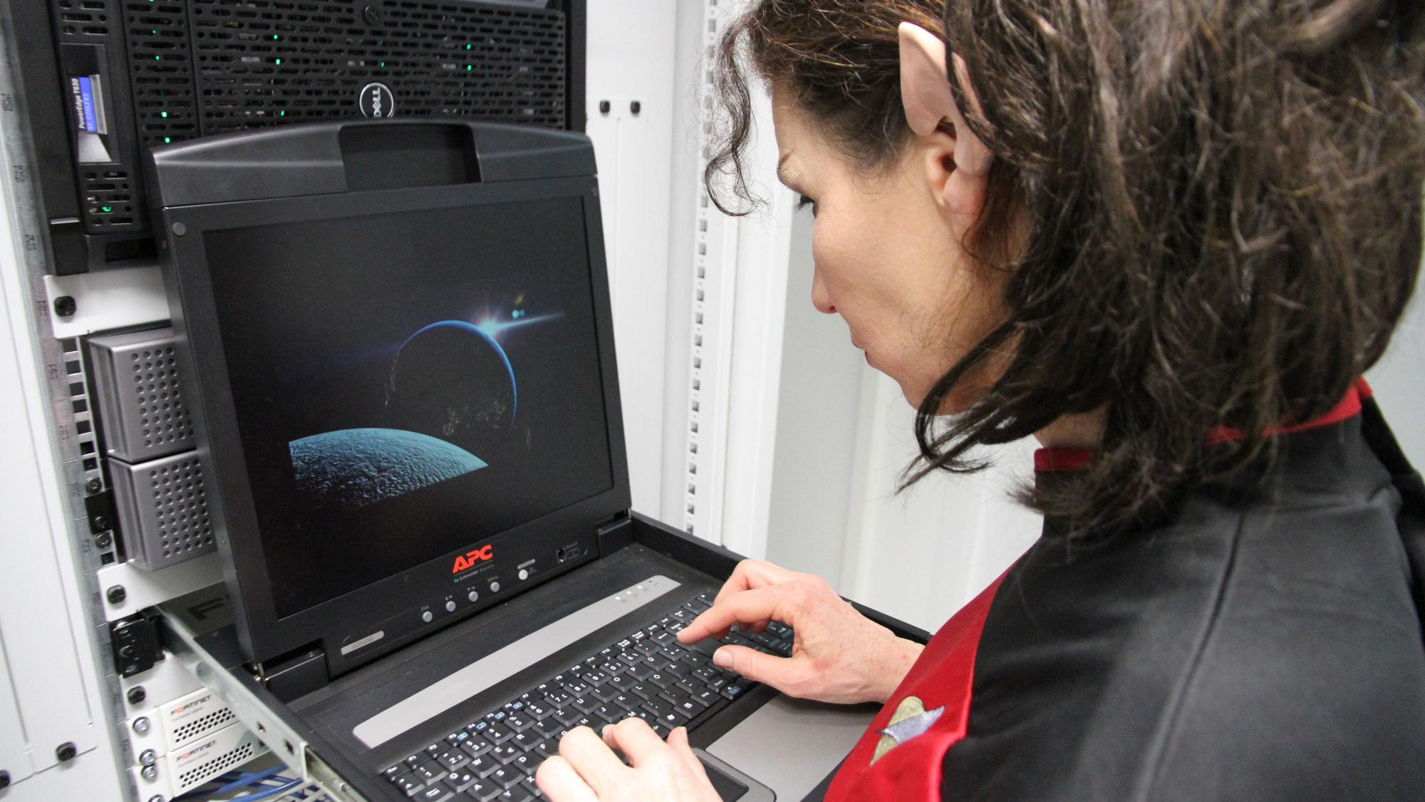Sandra Ebert tippt auf einem Laptop.