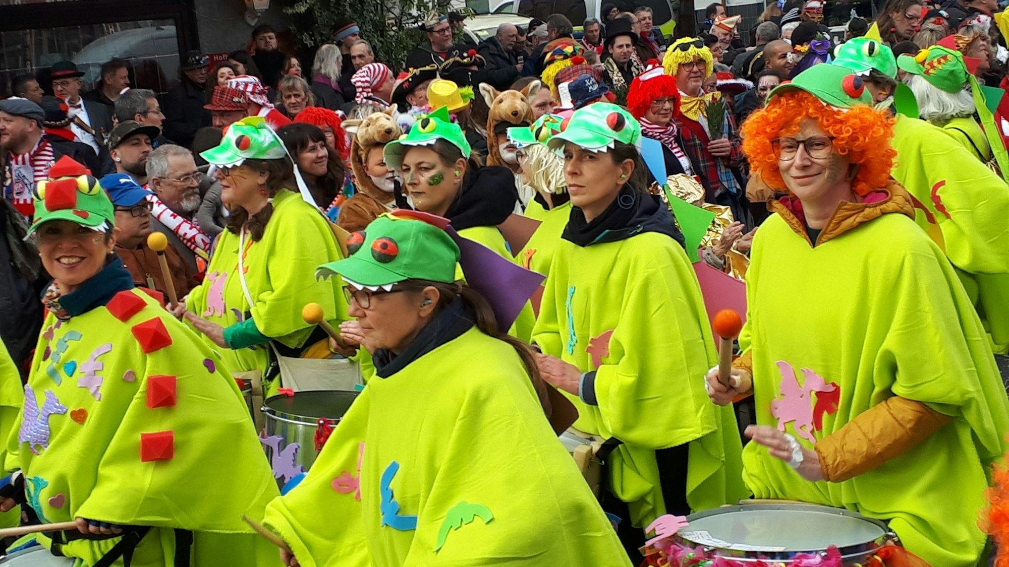 Eine Gruppe im Zug in Nippes.