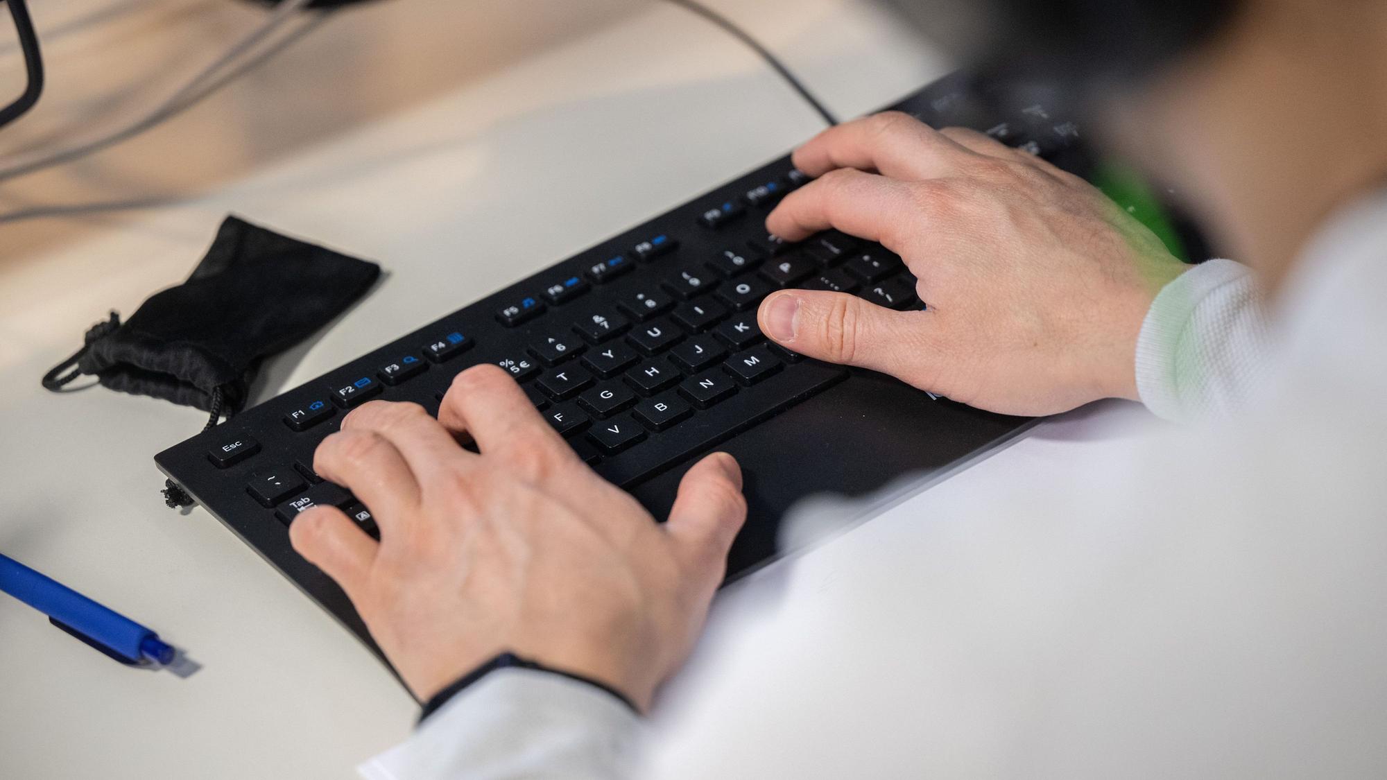 Ein Mann arbeitet an einem Computer