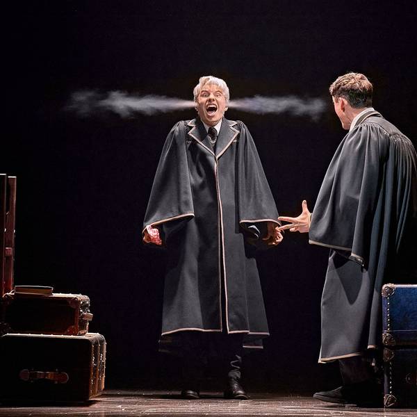 Scorpius Malfoy strömt im Stück „Harry Potter und das verwunschene Kind“ Dampf aus den Ohren, rechts von ihm reagiert sein bester Freund Albus Potter.