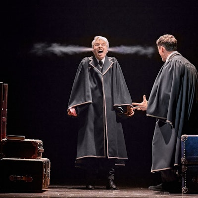 Scorpius Malfoy strömt im Stück „Harry Potter und das verwunschene Kind“ Dampf aus den Ohren, rechts von ihm reagiert sein bester Freund Albus Potter.