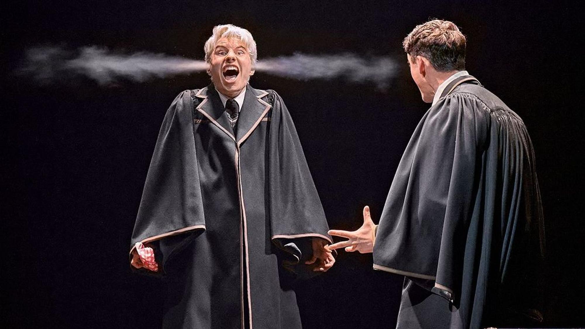 Scorpius Malfoy strömt im Stück „Harry Potter und das verwunschene Kind“ Dampf aus den Ohren, rechts von ihm reagiert sein bester Freund Albus Potter.