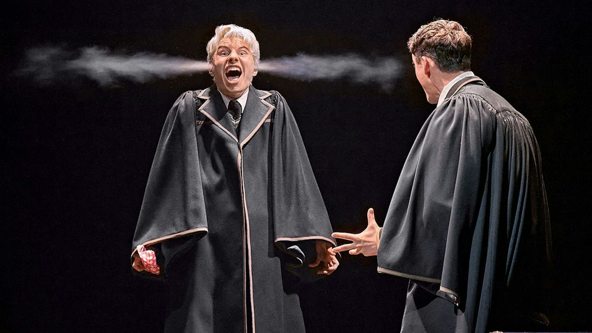 Scorpius Malfoy strömt im Stück „Harry Potter und das verwunschene Kind“ Dampf aus den Ohren, rechts von ihm reagiert sein bester Freund Albus Potter.