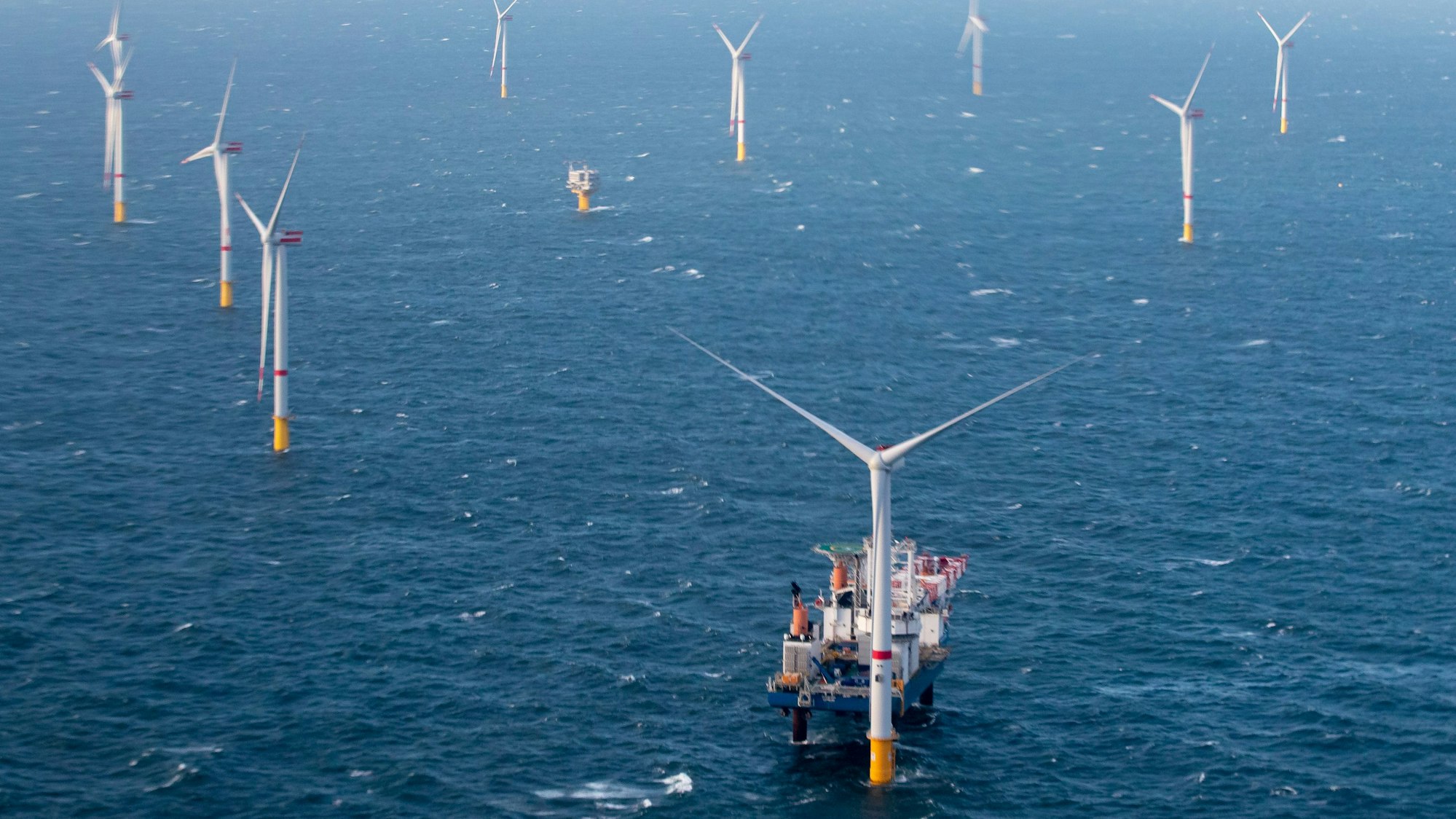 Ein Offshore-Windpark in der Nordsee. Belgien hat nach der Sichtung eines mutmaßlichen russischen Spionageschiffs vor seiner Küste Ermittlungen aufgenommen. (Archivbild)