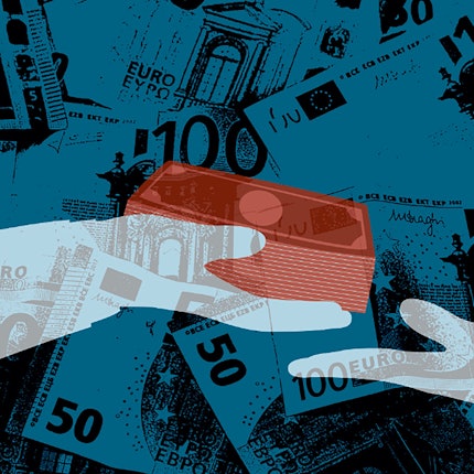 Ein Bargeldbündel wandert von einer Hand in die andere. Im Hintergrund liegen Hundert- und Fünfzigeuroscheine.