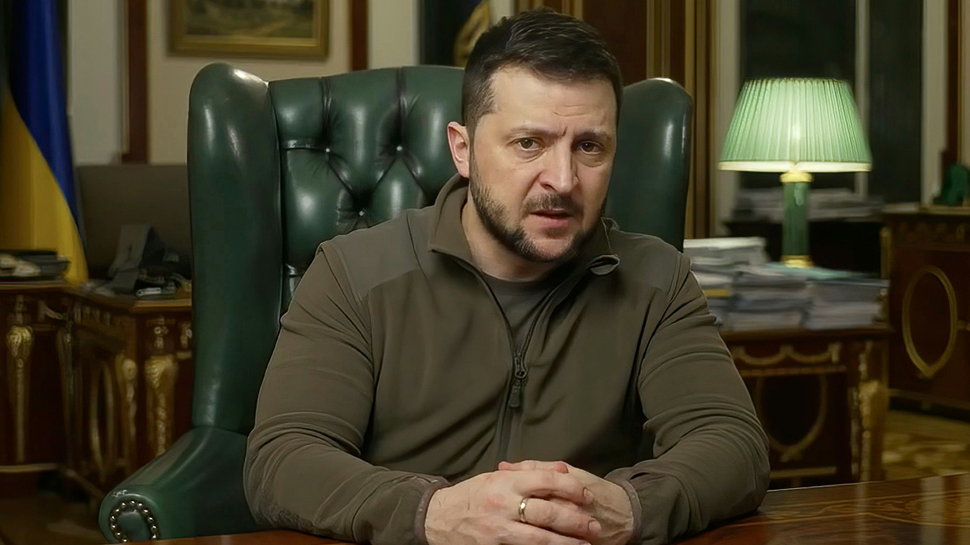 Dieses vom Pressebüro des ukrainischen Präsidenten zur Verfügung gestellte Videostandbild zeigt Wolodymyr Selenskyj, Präsident der Ukraine, während einer Videobotschaft im Februar 2022.