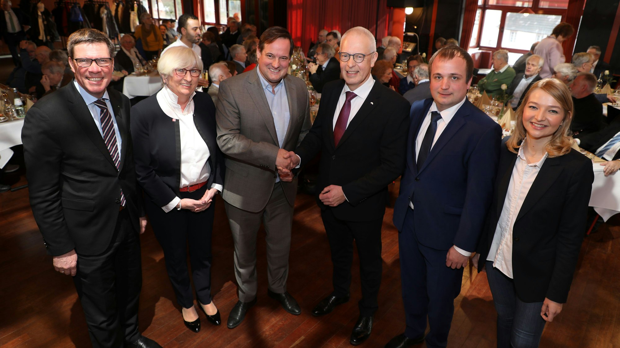 CDU-Landtagsfraktionschef Thorsten Schick (3.v.l.) wird von Landrat Stephan Santelmann, Frauenunion-Vorsitzende Vera Rilke-Haerst, CDU-Kreisparteichef Dr. Hermann-Josef Tebroke MdB, MdL Martin Lucke und Lena Behnke (Vorsitzende CDU Kürten) im Spiegelsaal des Bergischen Löwen empfangen.