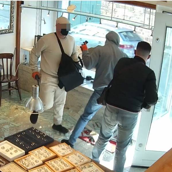 Drei Männer wurden bei einem Überfall auf einen Juwelier von einer Überwachungskamera gefilmt.