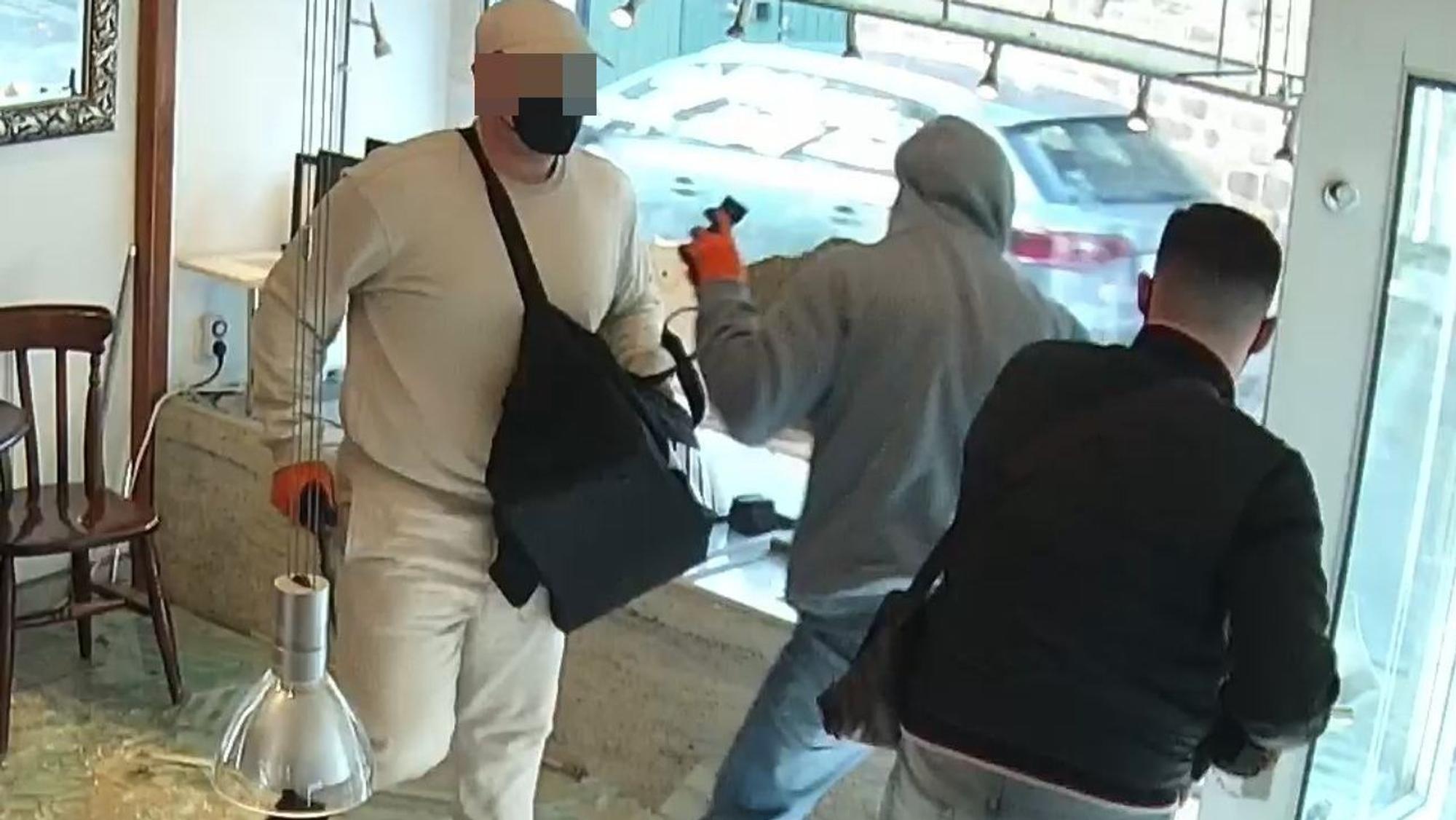 Drei Männer wurden bei einem Überfall auf einen Juwelier von einer Überwachungskamera gefilmt.