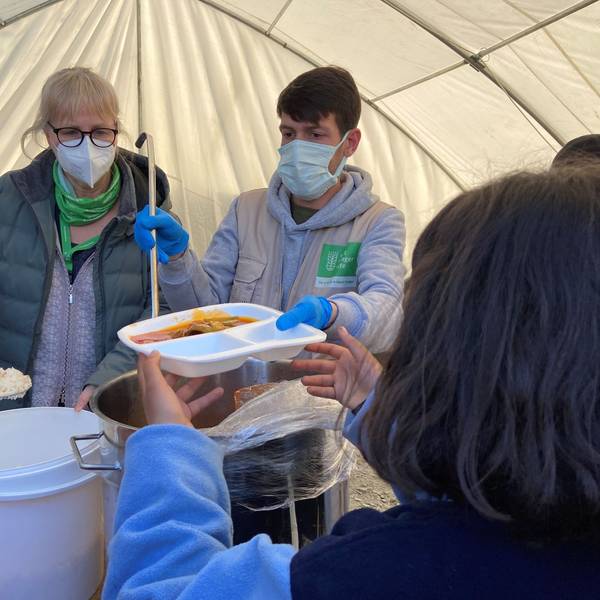 Kerstin Bandsom, Welthungerhilfe, bei der Essensausteilung für Erdbebenopfer in der Südost-Türkei