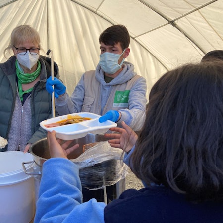 Kerstin Bandsom, Welthungerhilfe, bei der Essensausteilung für Erdbebenopfer in der Südost-Türkei