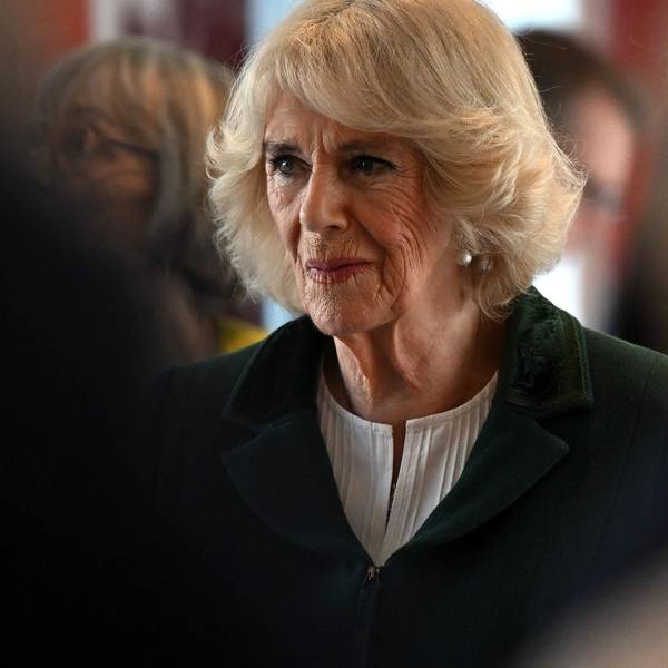 Königin Camilla zwischen Menschen.