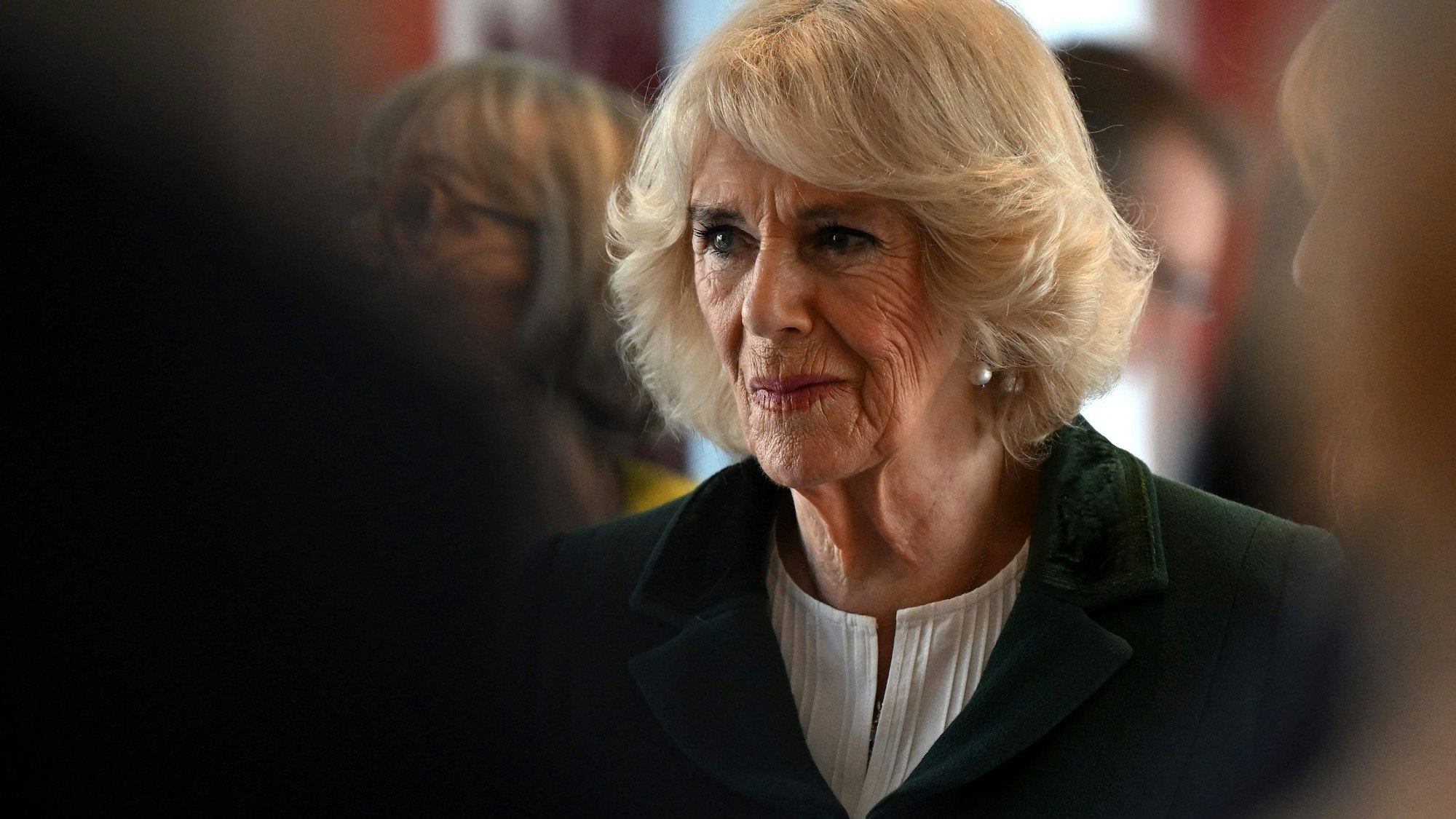 Königin Camilla zwischen Menschen.