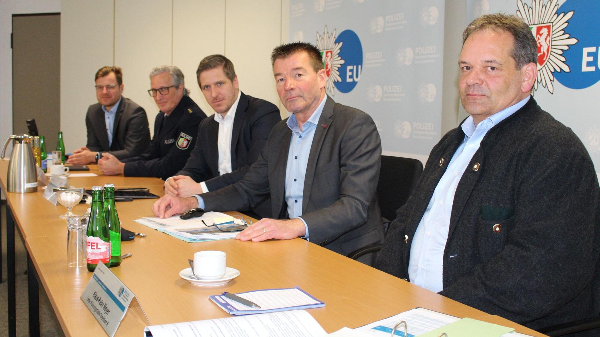 22.02.2023
Stellten die Zahlen vor: Klaus-Peter Meyer (Leiter Führungsstelle Direktion K), Ulrich Linden (Leiter Direktion Kriminalität), Landrat Markus Ramers, Harald Mertens (Leiter Abteilung Polizei), Franz Küpper (Polizeipressesprecher).