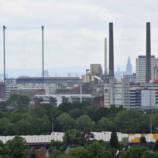 Der Kölner Dom in Leverkusen, das Bayer-Kreuz als Nachbar? Nein, nur aus der richtigen Perspektive fotografiert.