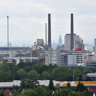 Der Kölner Dom in Leverkusen, das Bayer-Kreuz als Nachbar? Nein, nur aus der richtigen Perspektive fotografiert.