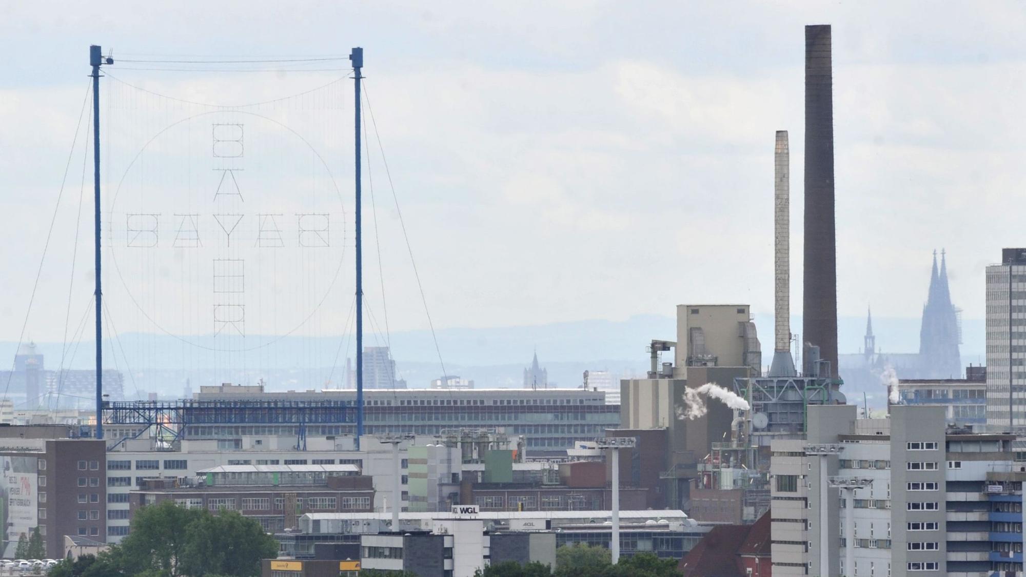 Der Kölner Dom in Leverkusen, das Bayer-Kreuz als Nachbar? Nein, nur aus der richtigen Perspektive fotografiert.