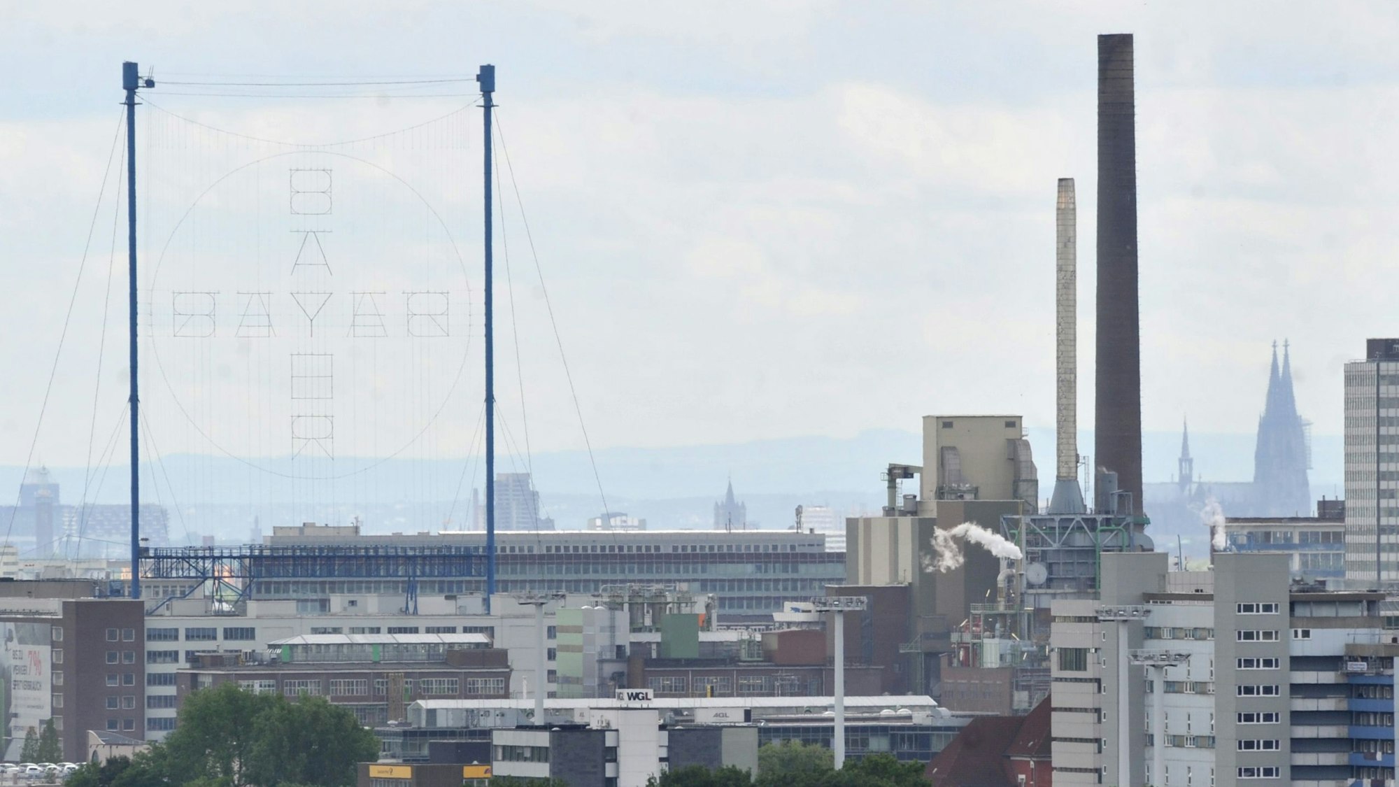 Der Kölner Dom in Leverkusen, das Bayer-Kreuz als Nachbar? Nein, nur aus der richtigen Perspektive fotografiert.