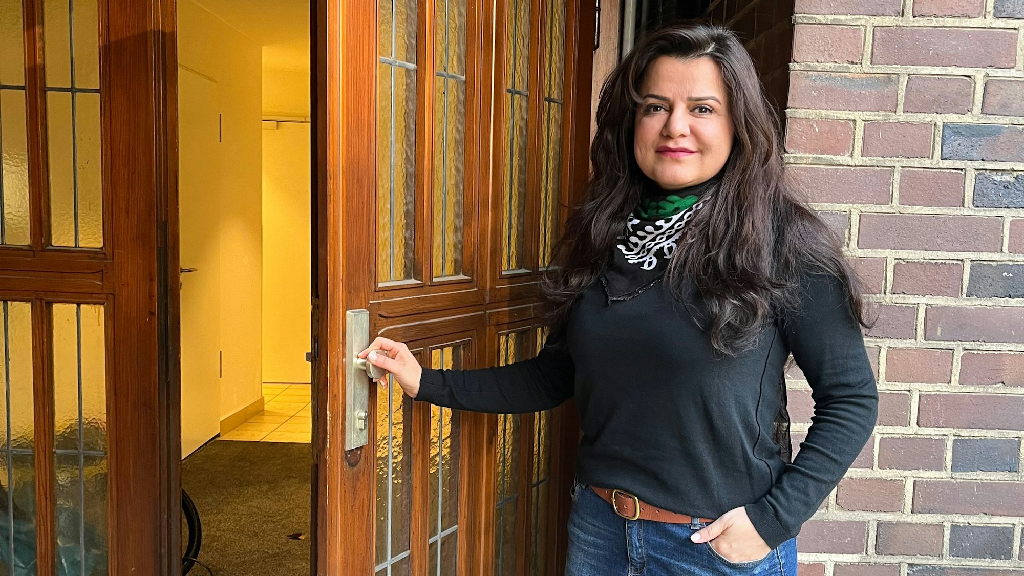 Kohestan Raasti steht an der Tür der Caritas-Büroräume in Sülz.