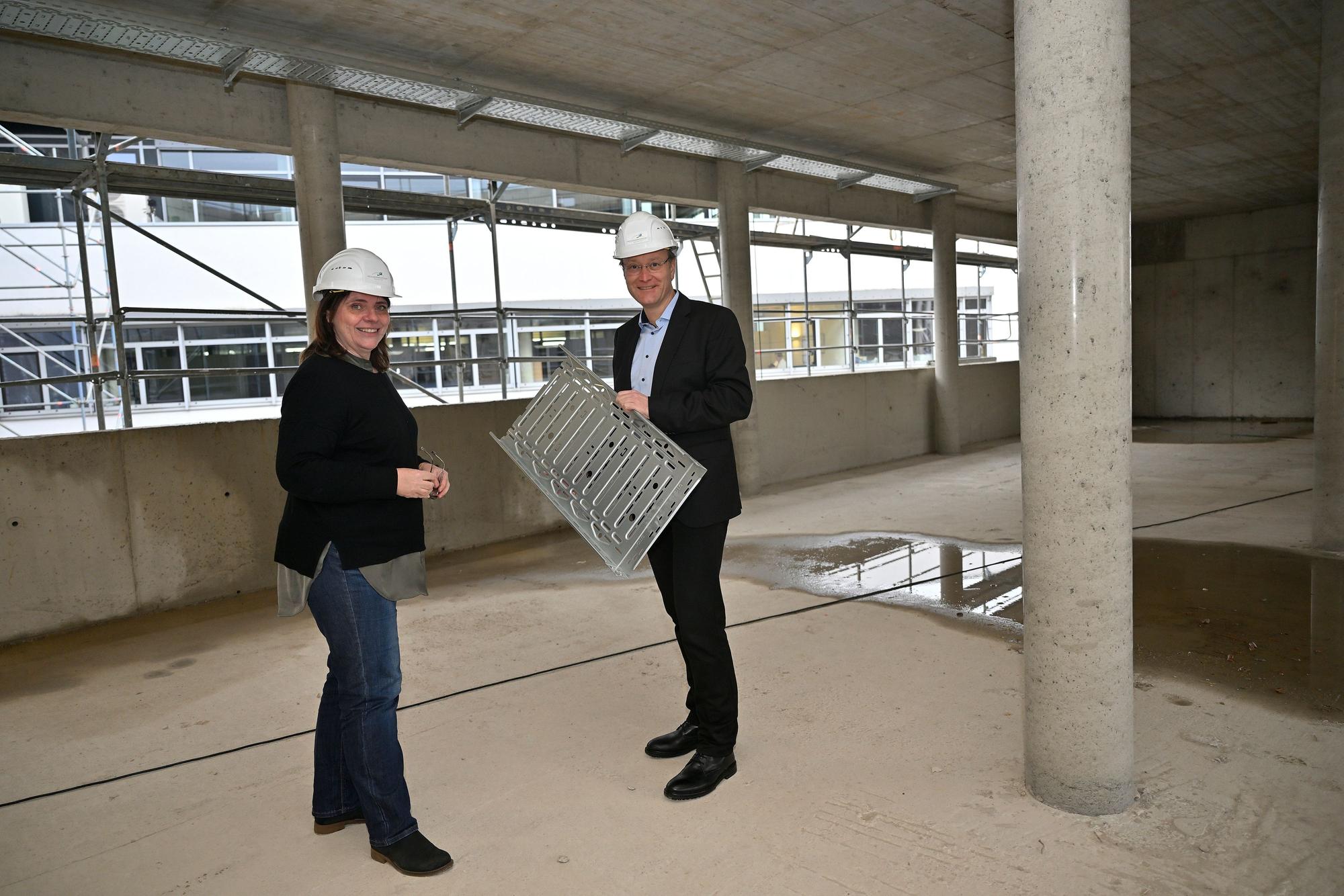 Isabelle Schiffer und Markus Otto im Rohbau in Bergisch Gladbach.